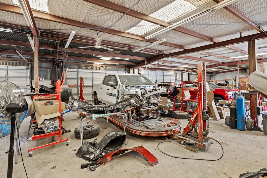 More Photos Of 955 W Kingsbury St, Seguin Auto Repair For Sale