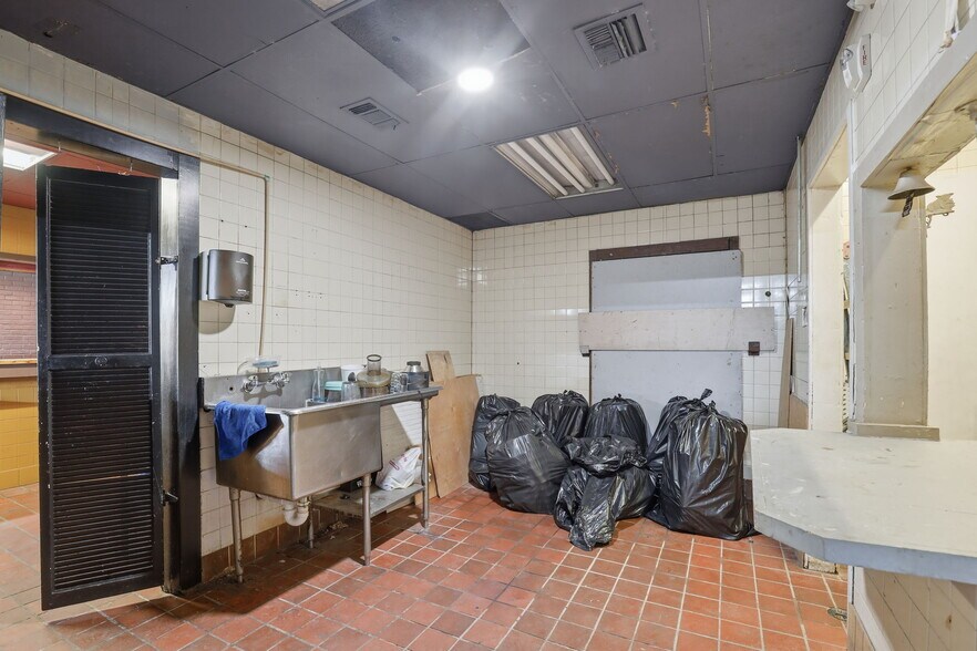 More Photos Of 17422 Beaumont Hwy, Houston Restaurant For Sale