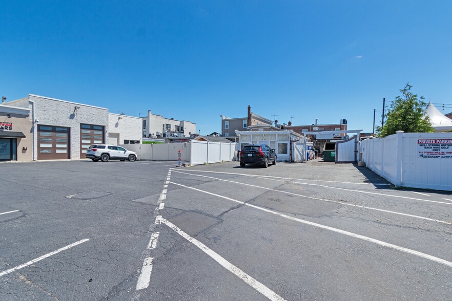 More Photos Of 300 Main St, Farmingdale General Retail For Lease