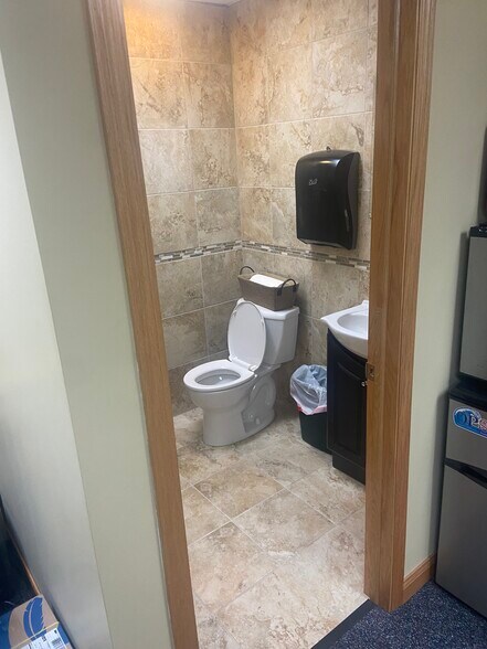 More Photos Of 929 S Main St, Lombard Office For Lease