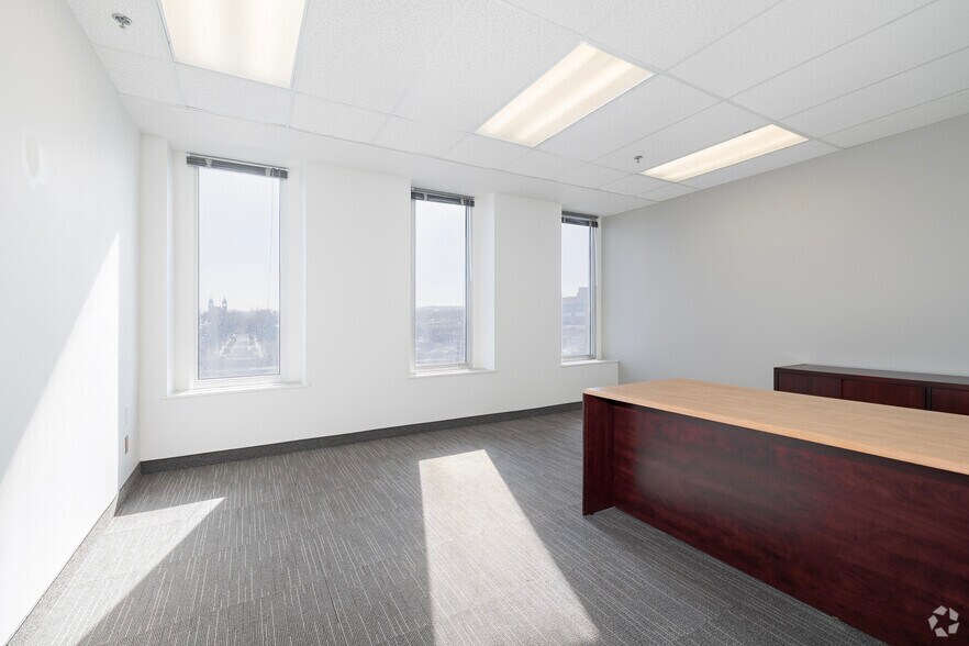 More Photos Of 255 Boul Crémazie E, Montréal Office For Lease