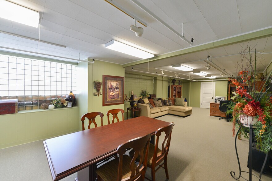 More Photos Of 2734 Lasalle St, Saint Louis Showroom For Sale