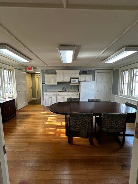 More Photos Of 109 Broad St, Middletown Office Residential For Lease