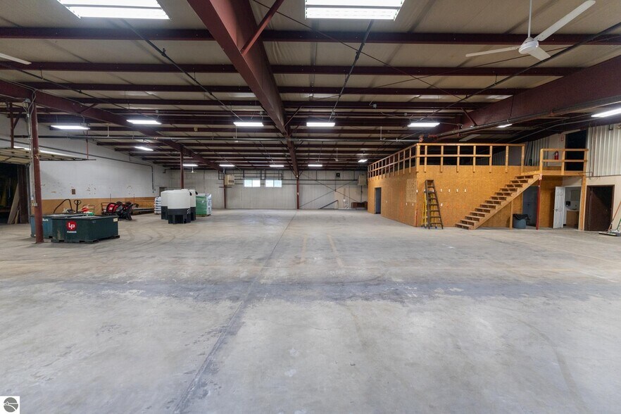 More Photos Of 910 Industrial Dr, Mount Pleasant Warehouse For Sale