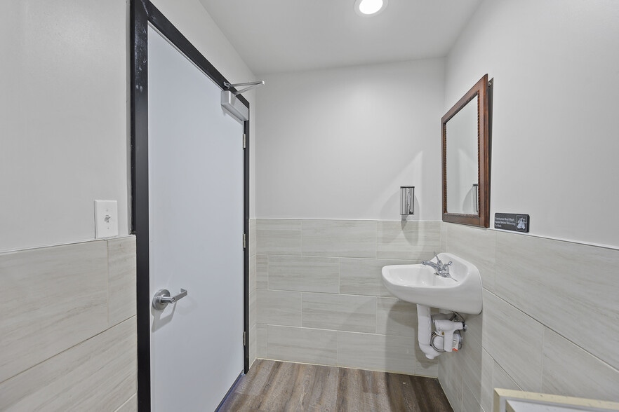 More Photos Of 5229 Madison Rd, Cincinnati Storefront Retail Office For Lease