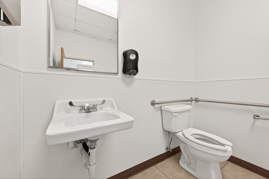 More Photos Of 10038 Grover Ln, Houston Warehouse For Sale
