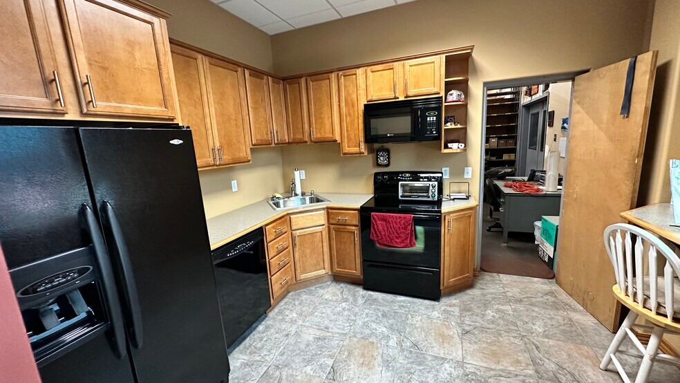 More Photos Of 100 Windermere Ave, Ellington Warehouse For Lease