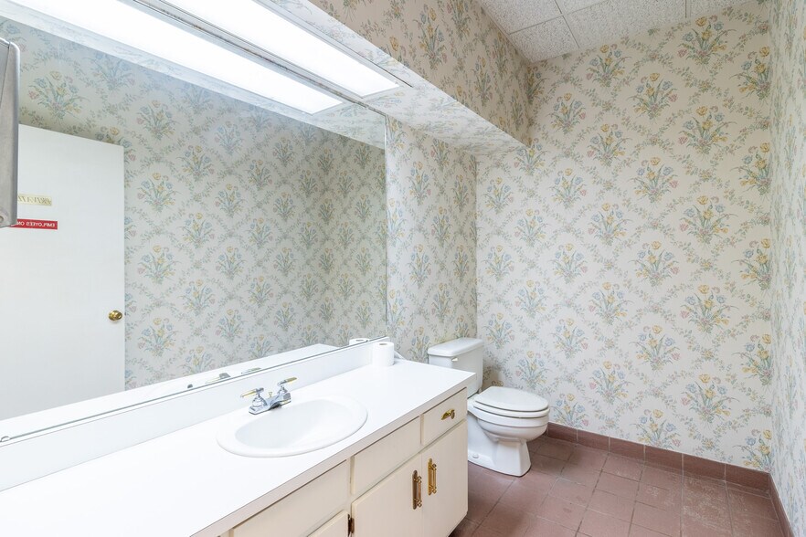 More Photos Of 1421 Ross Dr, Dalton Office For Sale