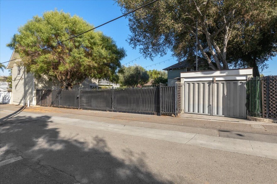 More Photos Of 140 W 136-38-40, Escondido Office For Sale