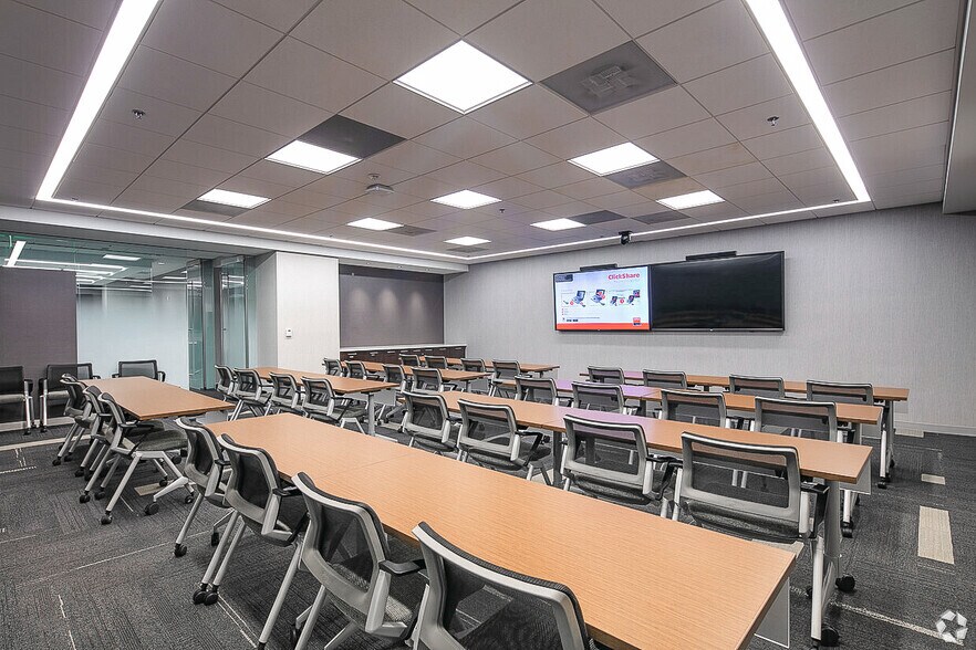 More Photos Of 3060 Peachtree Rd NW, Atlanta Office For Lease