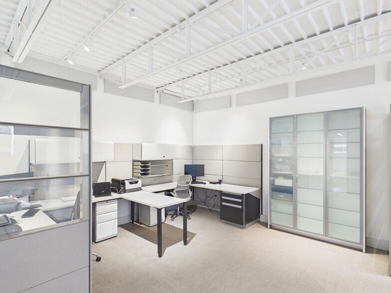 More Photos Of 1111 Lagoon Dr, Dallas Office For Sale