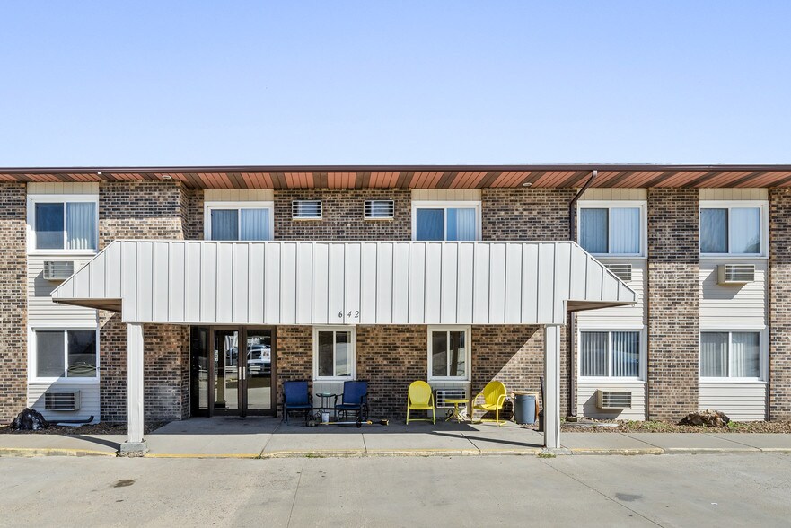 More Photos Of 642 12th St W, Dickinson Hotel For Sale