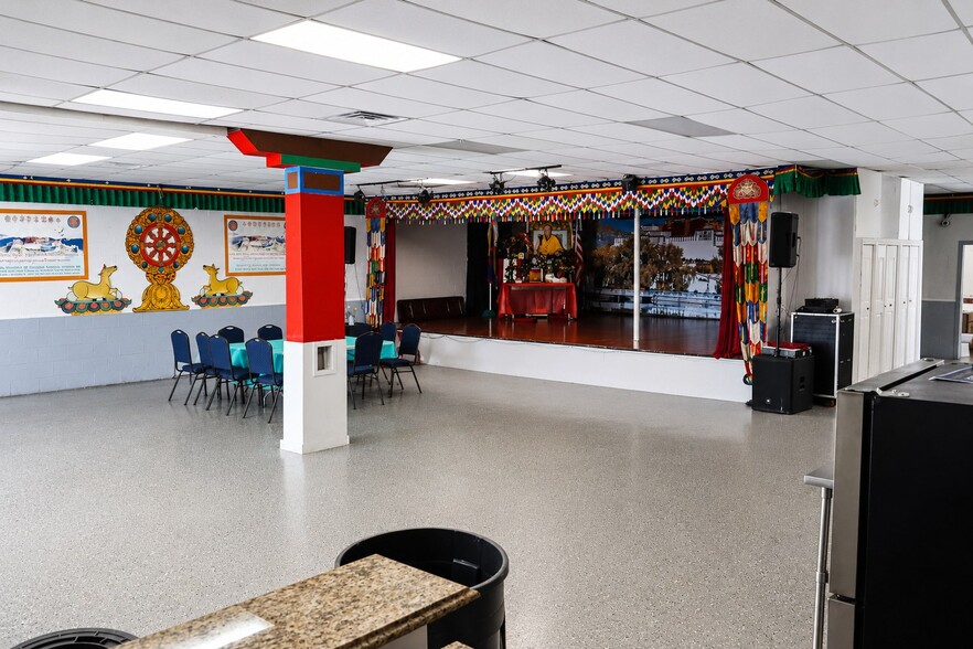 More Photos Of 2422 Dempster St, Evanston Auto Repair For Sale