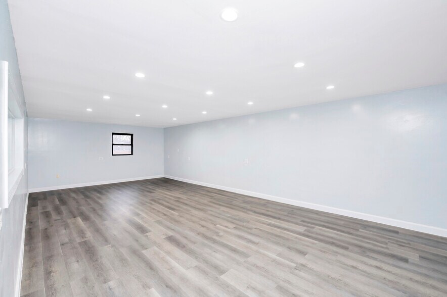More Photos Of 1840 Falmouth Ave, New Hyde Park Warehouse For Sale