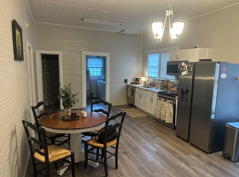 More Photos Of 828 S Broad St, Commerce Office For Sale