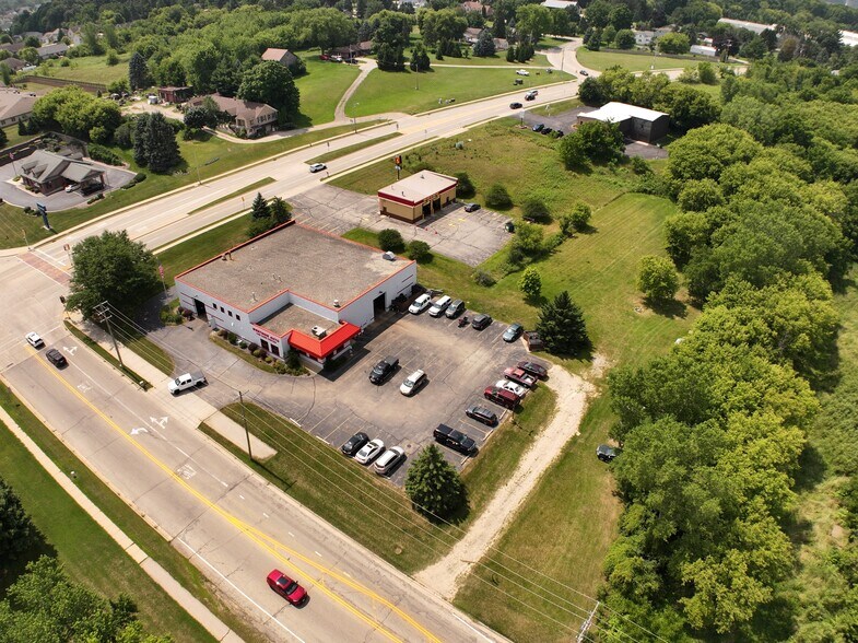 More Photos Of 820 W Sumner St, Hartford Auto Repair For Sale