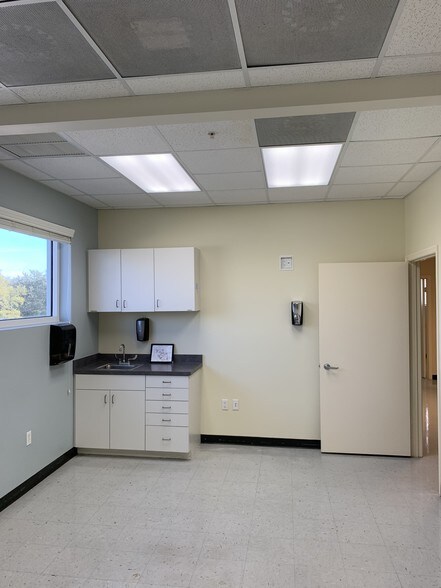 More Photos Of 1155 35th Ln, Vero Beach Medical For Lease