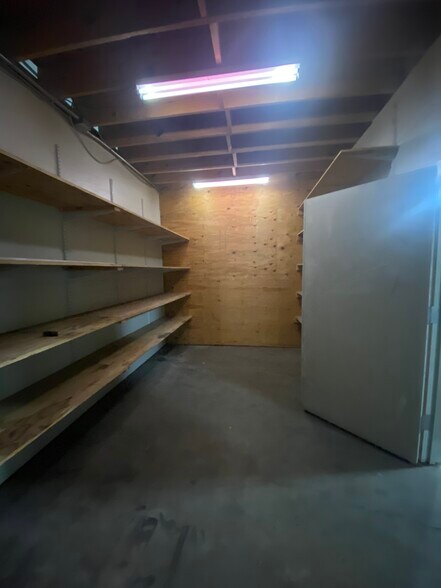 More Photos Of 7030 Wespark Cir, Beaumont Warehouse For Lease