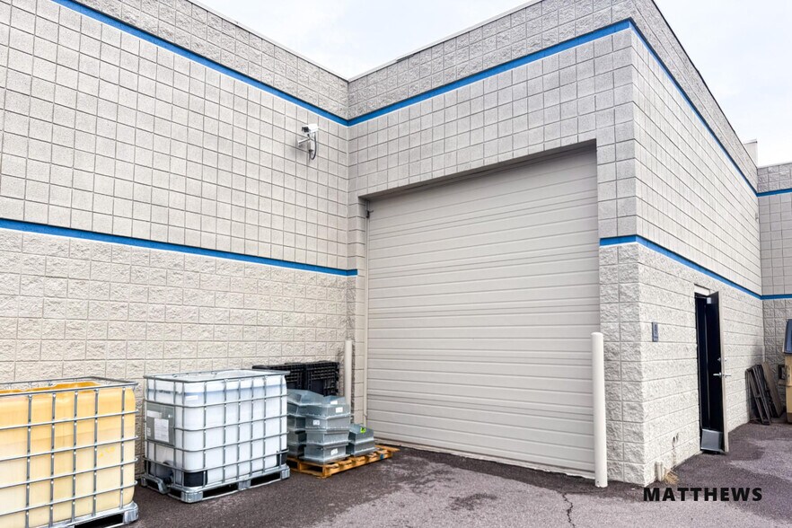 More Photos Of 8271 E Gelding Dr, Scottsdale Distribution For Lease