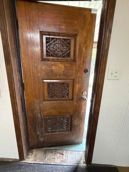 More Photos Of 1951 E 3rd St, Corinth Cemetery Mausoleum For Sale