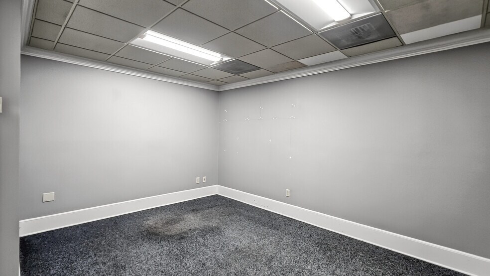 More Photos Of 112 N Jefferson St, Athens Bank For Lease