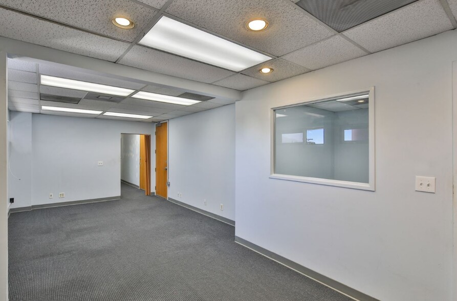 More Photos Of 10515 Balboa Blvd, Granada Hills Medical For Lease