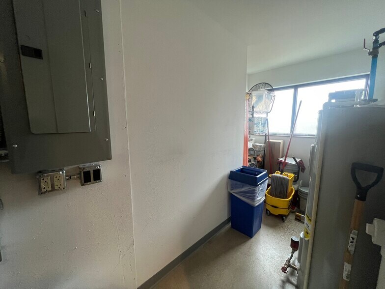 More Photos Of 1352 E Wilson St, Madison Warehouse For Sale