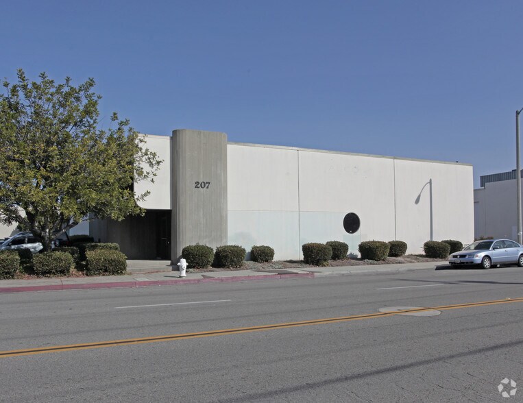 More Photos Of 207 E Alton Ave, Santa Ana Manufacturing For Lease