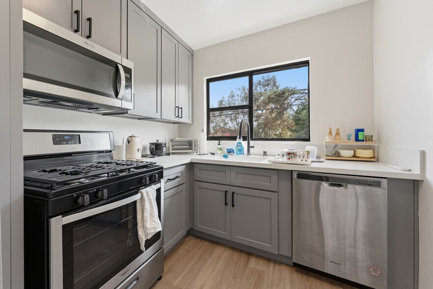 More Photos Of 5810 San Vicente Blvd, Los Angeles Apartments For Sale