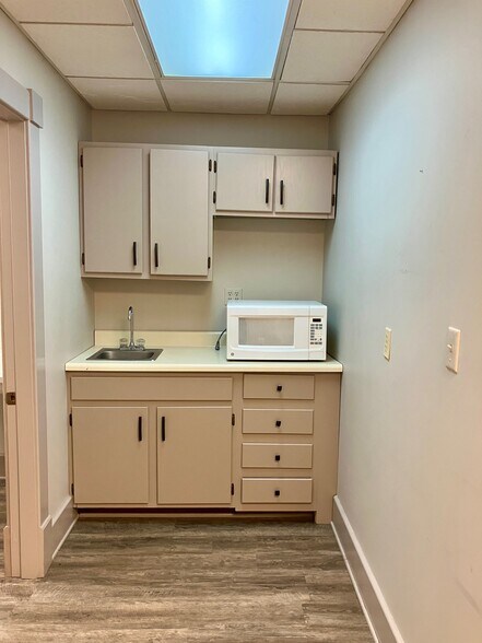 More Photos Of 12211 Old Shelbyville Rd, Louisville Loft Creative Space For Lease