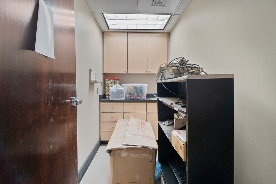 More Photos Of 191 W Plaza Dr, Mooresville Storefront Retail Office For Lease