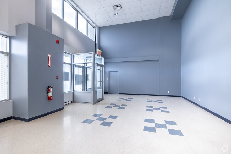 More Photos Of 4451-4479 Laval Aut W, Laval Showroom For Lease