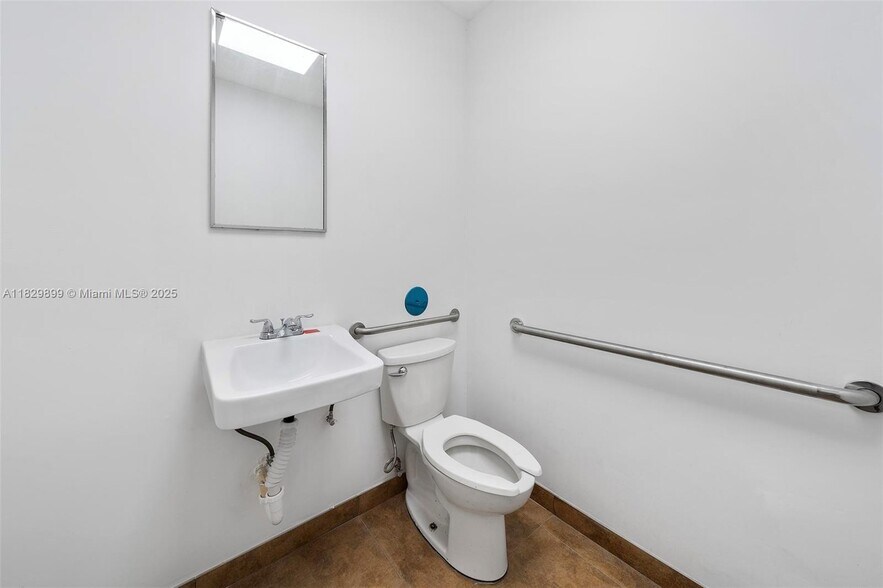 More Photos Of 2300-2310 Thomas St, Hollywood Warehouse For Lease