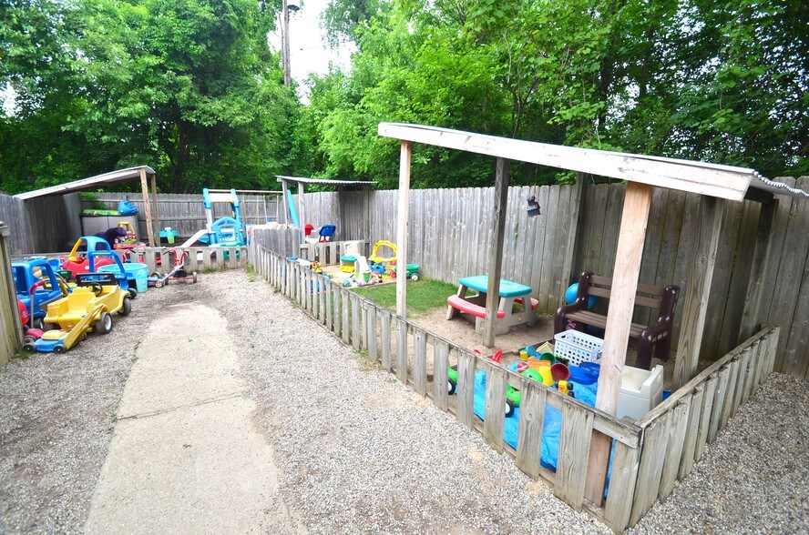 More Photos Of 3620 N Duck Lake Rd, Highland Freestanding For Sale