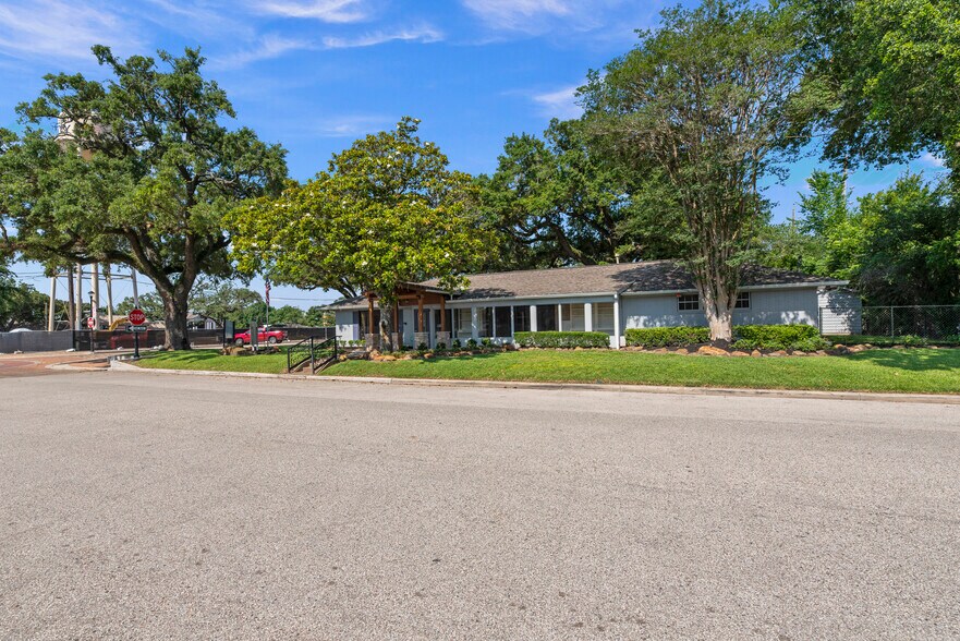 More Photos Of 1001 Avenue B, Katy Storefront Retail Office For Lease