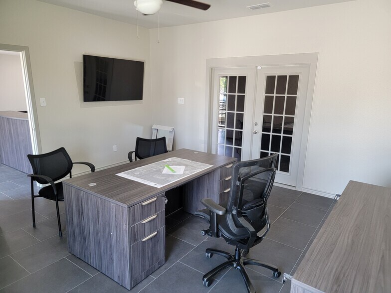 More Photos Of 1604 S Moody St, White Oak Warehouse For Lease