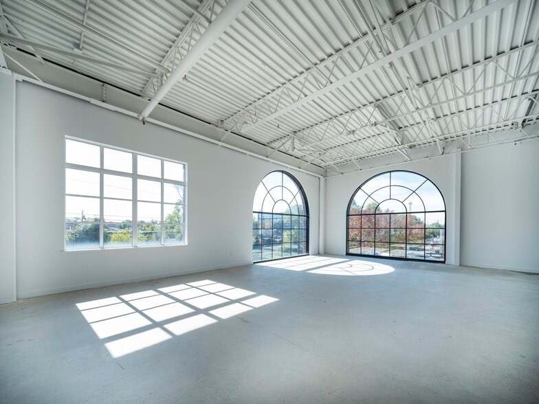 More Photos Of 2650 St Clair Av W, Toronto Freestanding For Sale