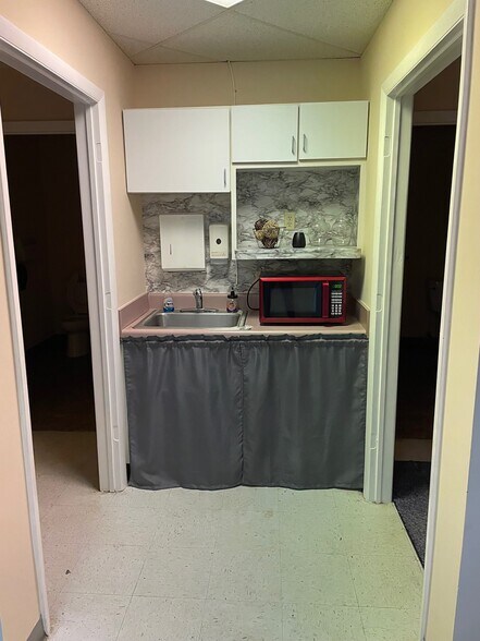 More Photos Of 660-670 Lincoln St, Portsmouth Unknown For Lease