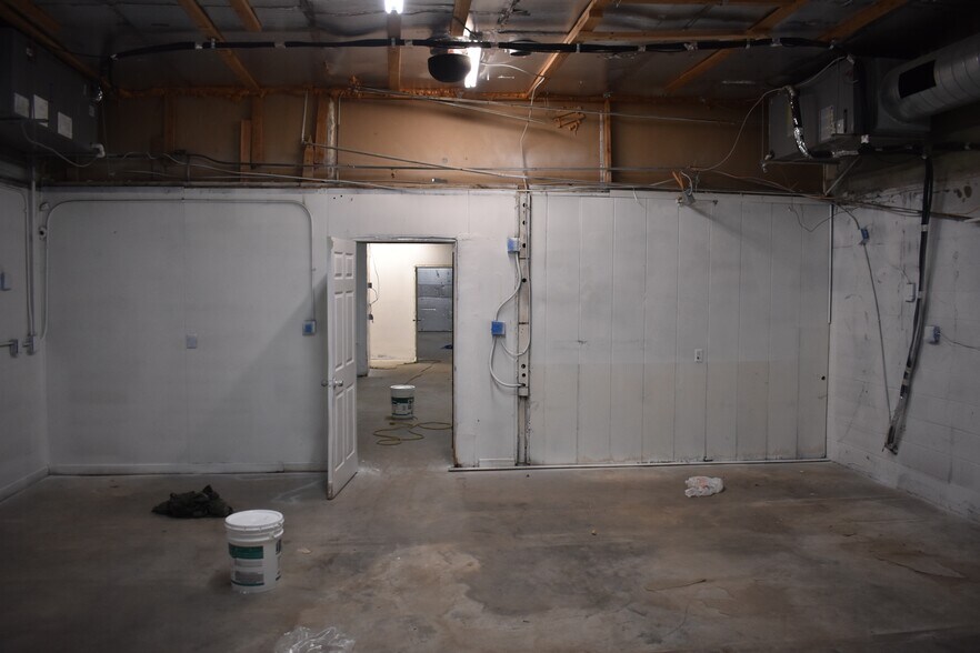 More Photos Of 5273-5275 E Washington Blvd, Commerce Warehouse For Lease