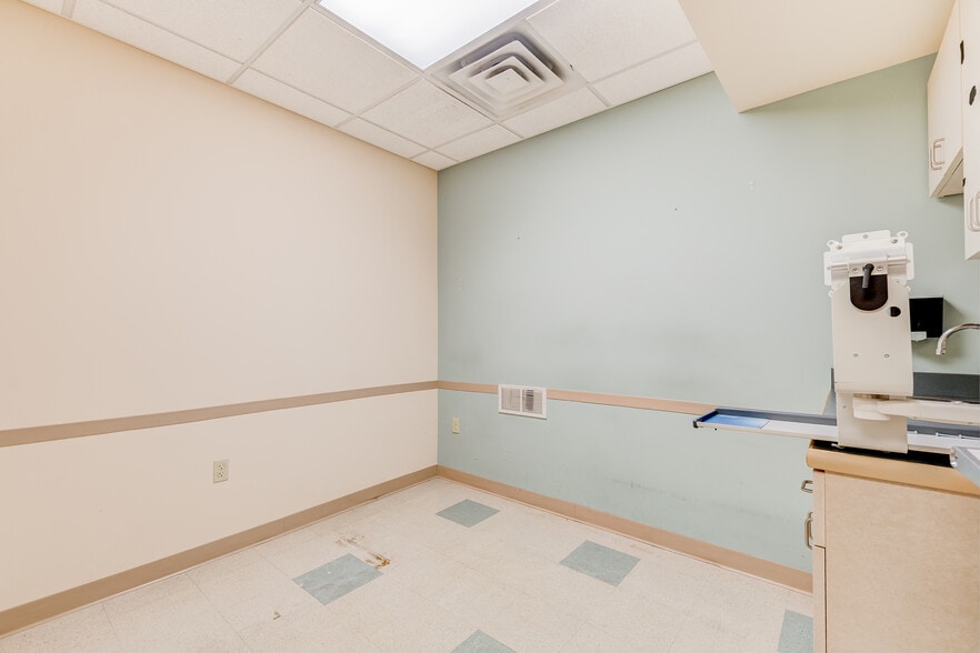 More Photos Of 860 NW Washington Blvd, Hamilton Medical For Sale