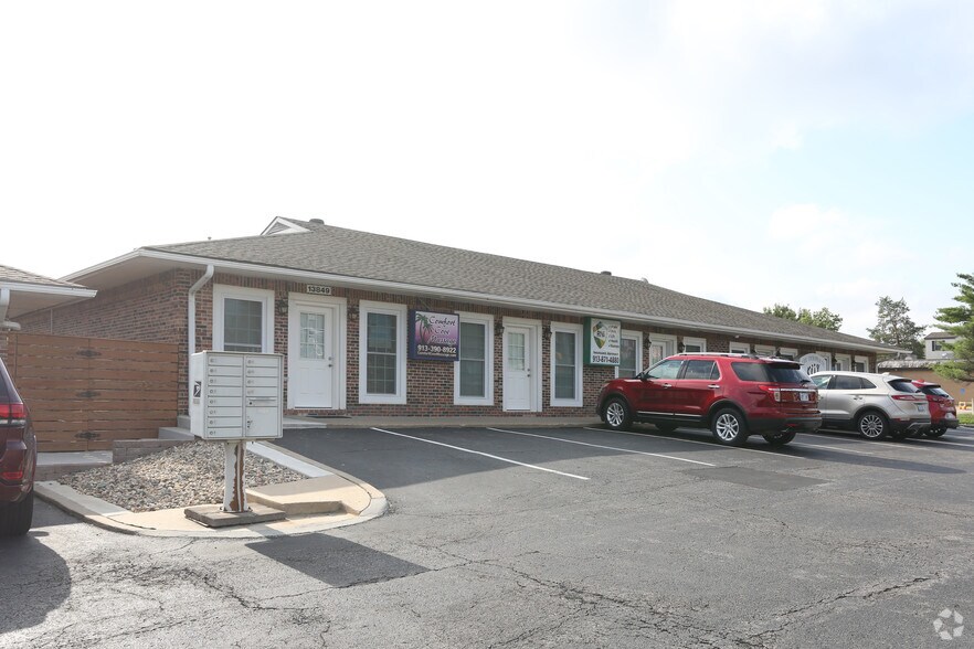 More Photos Of 13849 S Mur-Len Rd, Olathe Office For Lease