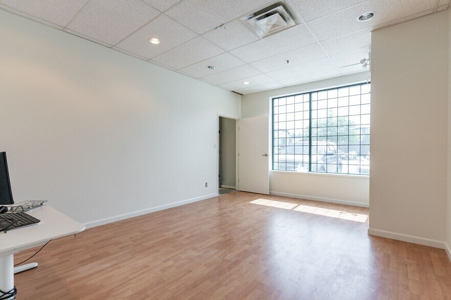 More Photos Of 2071 Kingsway Ave, Port Coquitlam Flex For Sale