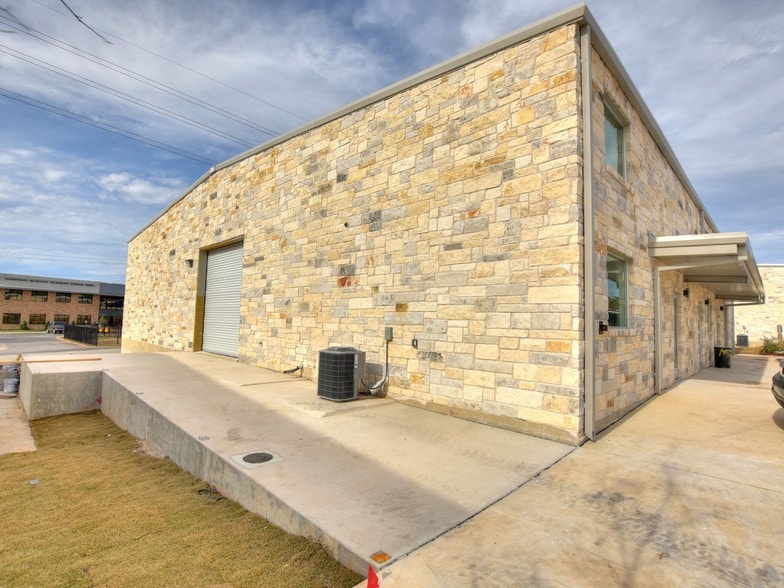 More Photos Of 12112 Anderson Mill Rd, Austin Warehouse For Lease