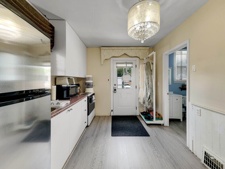 More Photos Of 273-275 Brant Av, Brantford Office For Sale