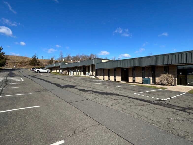 More Photos Of 430-468 Smith St, Middletown Flex For Lease