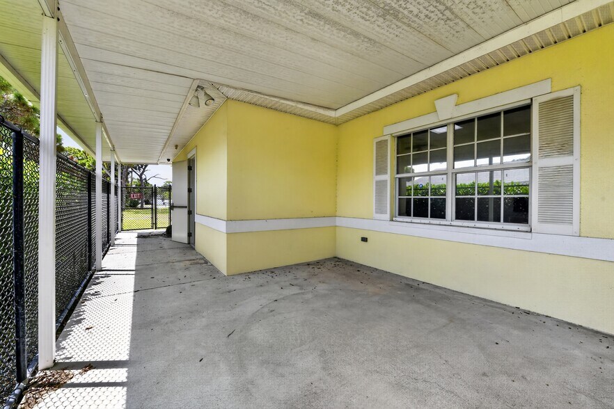 More Photos Of 2555 Pinellas Point Dr S, Saint Petersburg Veterinarian Kennel For Sale