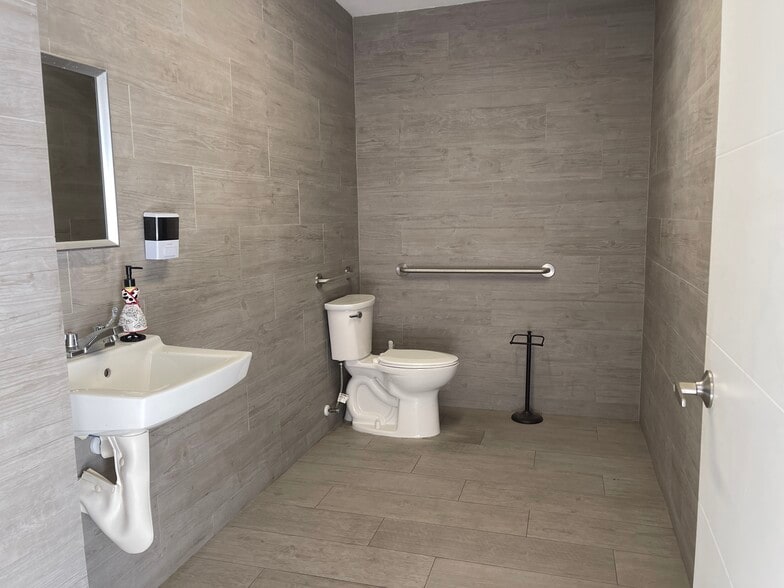 More Photos Of 5731 SW 23rd St, West Park Auto Repair For Lease