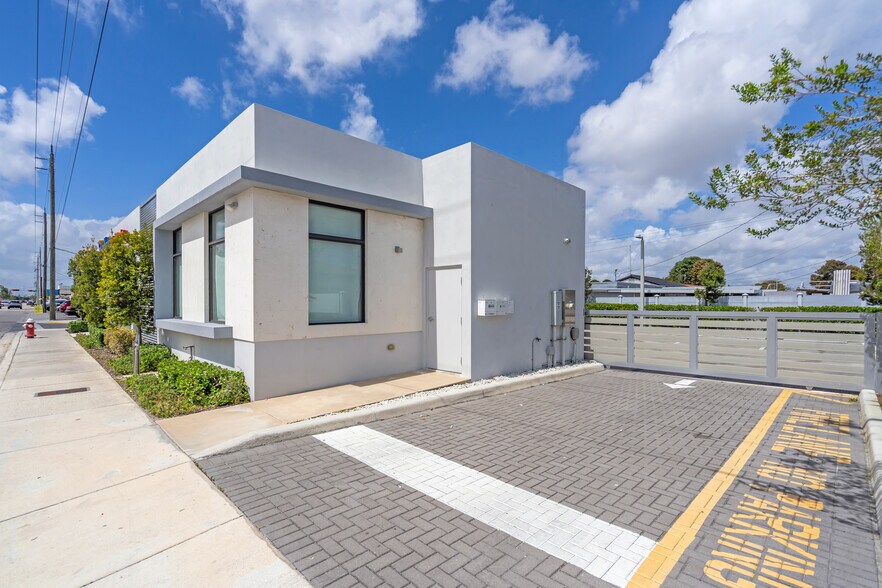 More Photos Of 875 E 41st St, Hialeah Medical For Sale