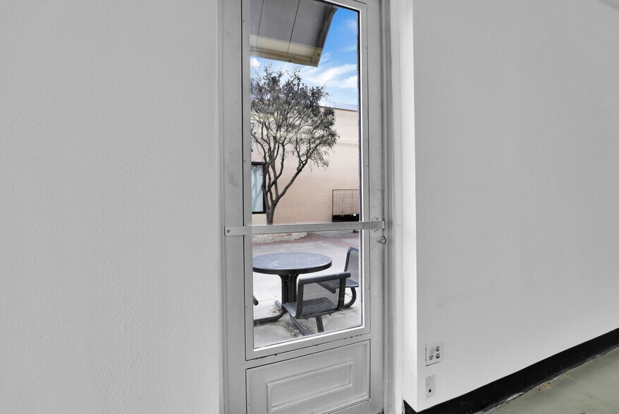 More Photos Of 150 W Main St, Lewisville Bar For Lease