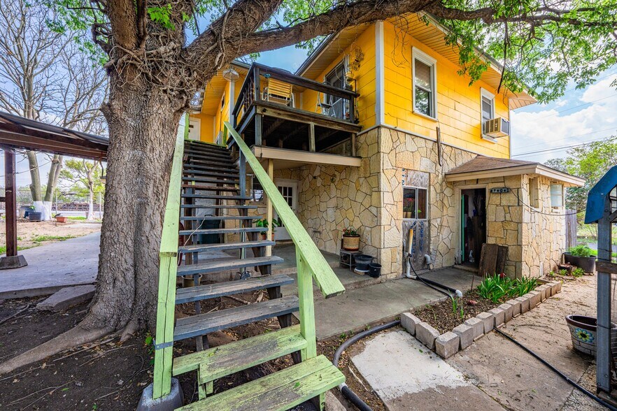 More Photos Of 4455 Highway 27, Kerrville Flex For Sale